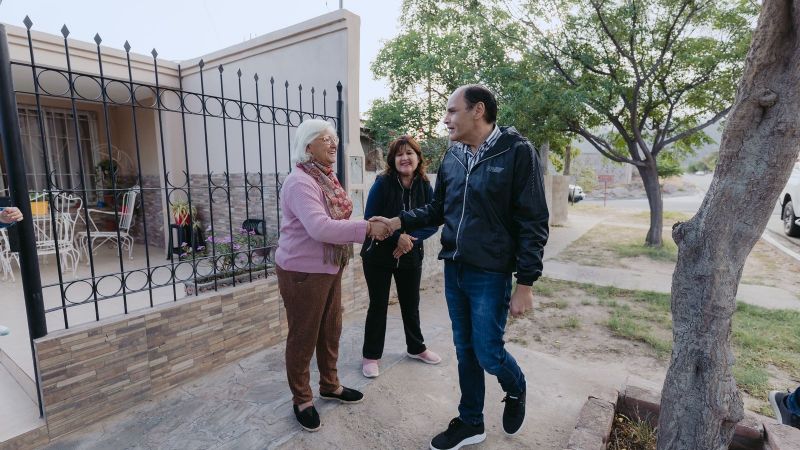 Gustavo visitó las obras de pavimentación en el Barrio 50 Viviendas