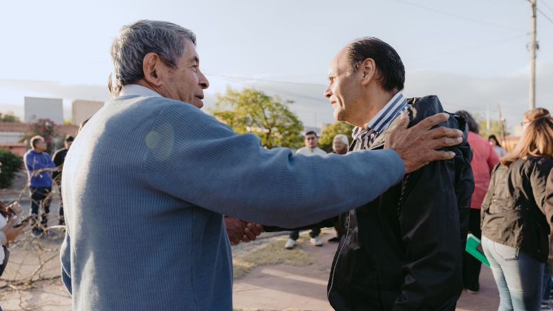 Gustavo visitó las obras de pavimentación en el Barrio 50 Viviendas