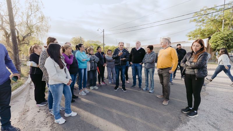 Gustavo visitó las obras de pavimentación en el Barrio 50 Viviendas