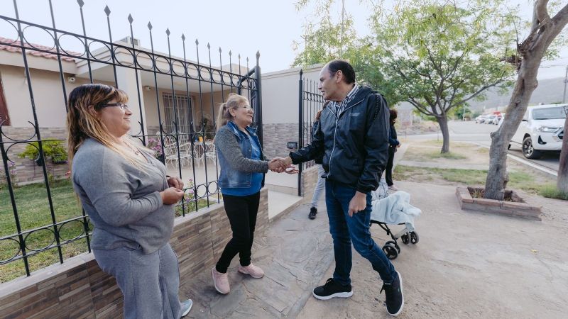 Gustavo visitó las obras de pavimentación en el Barrio 50 Viviendas