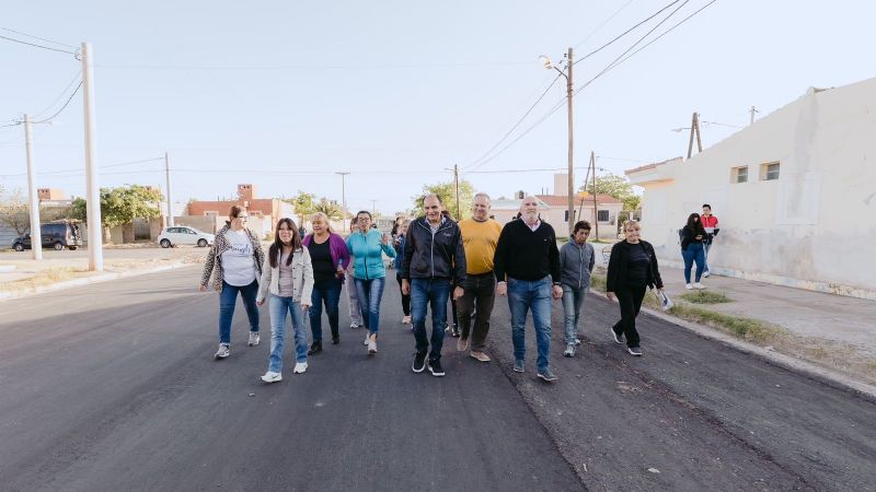 Gustavo visitó las obras de pavimentación en el Barrio 50 Viviendas