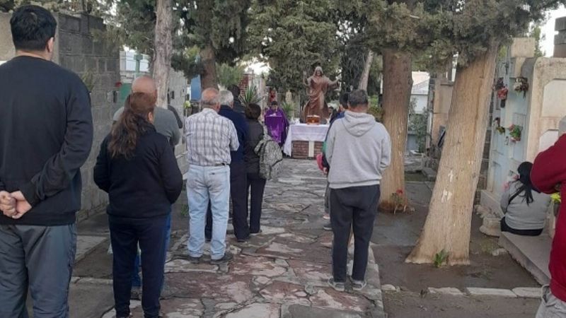 El obispo celebró la Misa por los fieles difuntos en el cementerio
