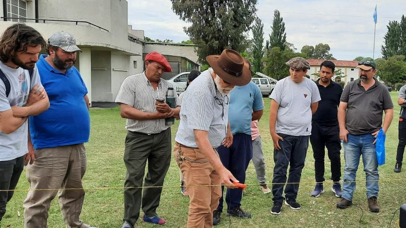 Se capacitan en la instalación de alambrados en La Pampa