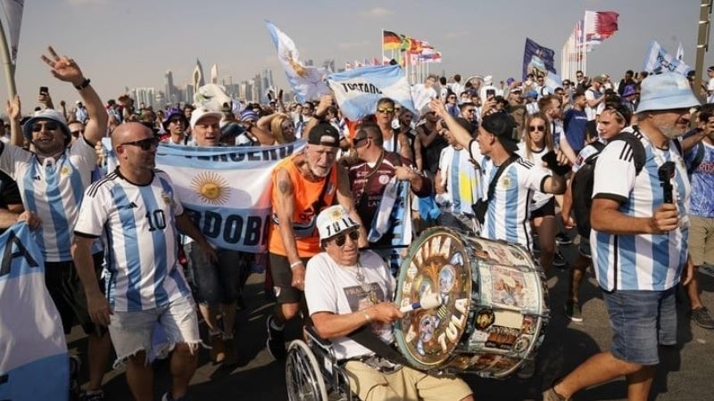 Banderas, bombos y el “Tula” en el banderazo argentino en Doha