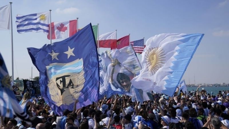 Banderas, bombos y el “Tula” en el banderazo argentino en Doha