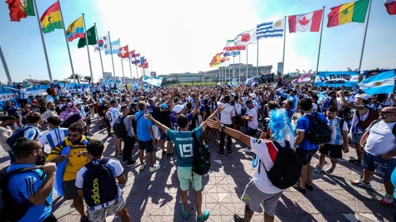 Banderas, bombos y el “Tula” en el banderazo argentino en Doha