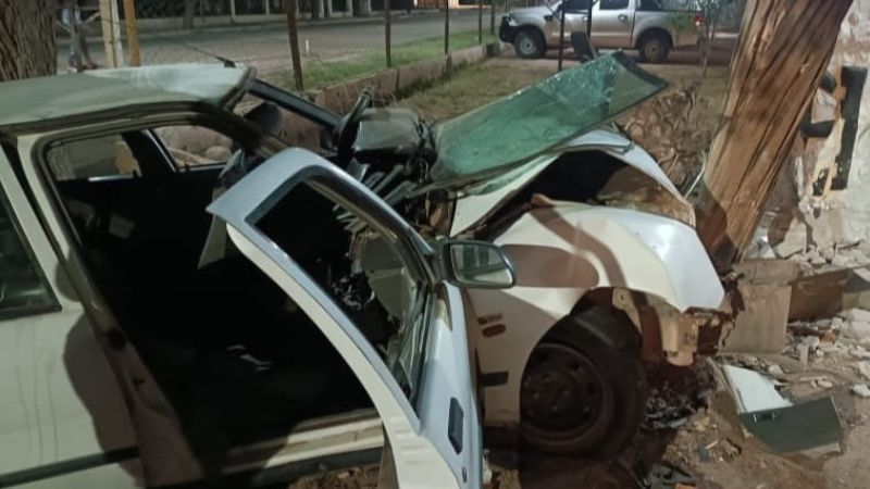 Corrían picadas alcoholizados y chocaron contra un hospedaje