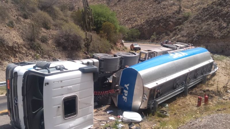 Peligro en La Cébila, volcó un camión con líquido inflamable