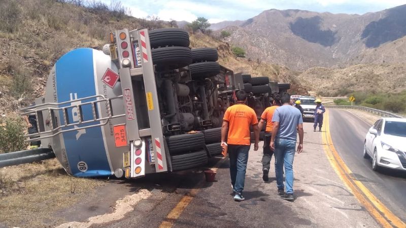 Peligro en La Cébila, volcó un camión con líquido inflamable
