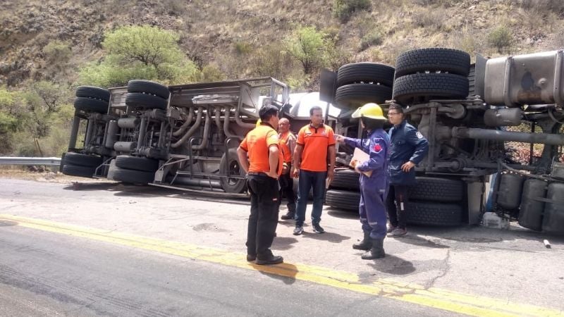 Peligro en La Cébila, volcó un camión con líquido inflamable