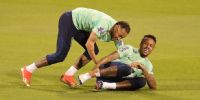 Neymar y Eder Militao se divierten durante el entrenamiento de Brasil. 