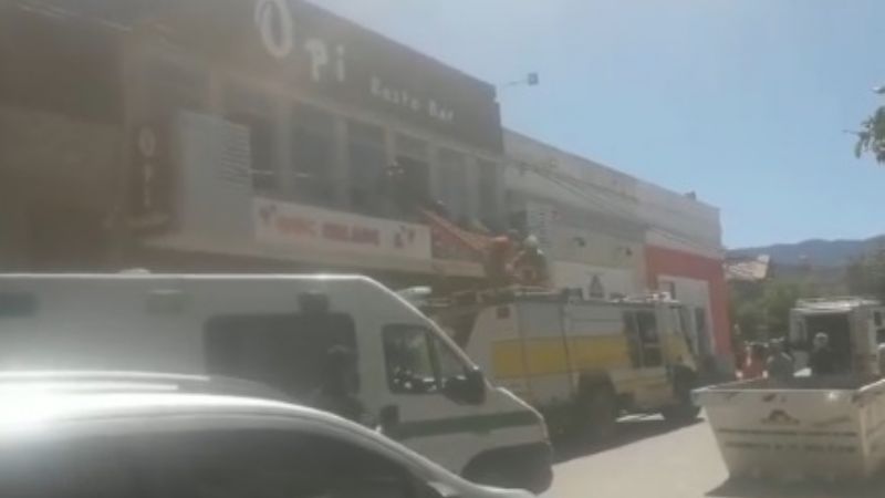 Se derrumbó un techo y aplastó a dos comensales