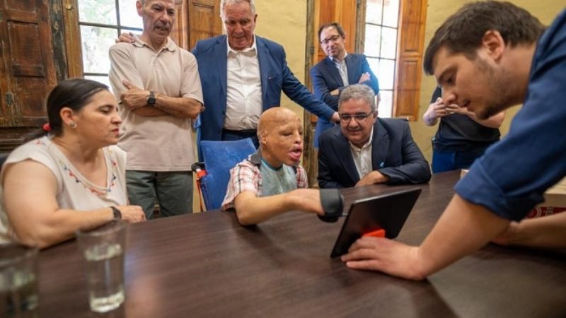 Samuel recibió una Tablet inteligente de comunicación innovadora