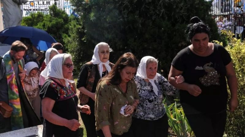 Los restos de Hebe de Bonafini ya descansan en Plaza de Mayo