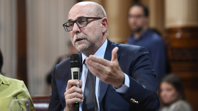 Fama cuestionó el uso del avión sanitario