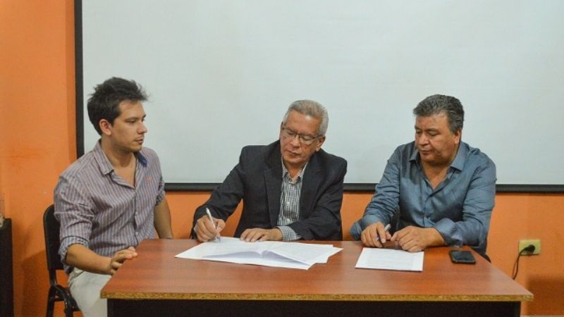 Firma de convenio y entrega de lámparas solares para Huillapima