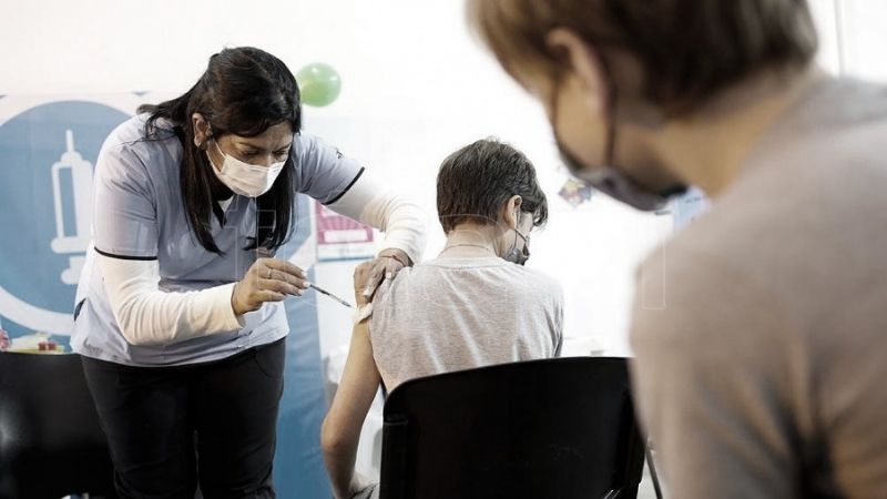 Se duplican casos de Covid y recomiendan vacunas de refuerzo