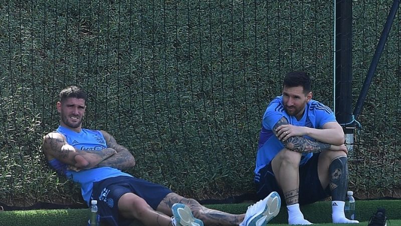 Messi descansó; pero acompañó el trabajo de sus compañeros