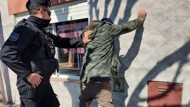 Detuvieron a un joven de 19 años por pegarle a su madre