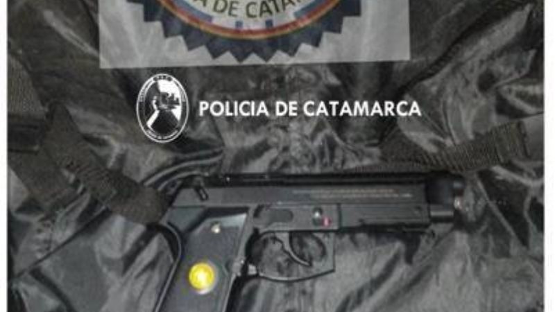 Amenazó a una familia con una réplica de una pistola