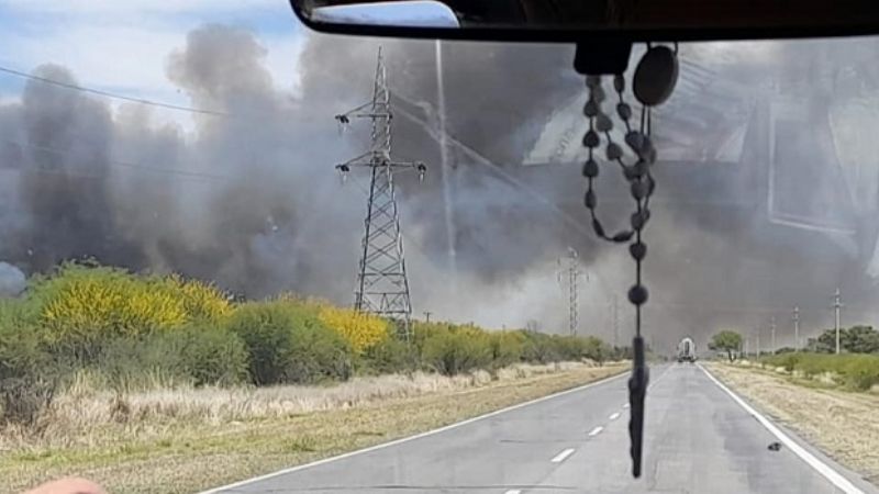 Incendio en campo a la vera de la Ruta Nacional N°157