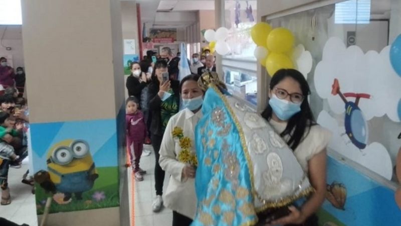 La Madre del Valle visita el Hospital de Niños