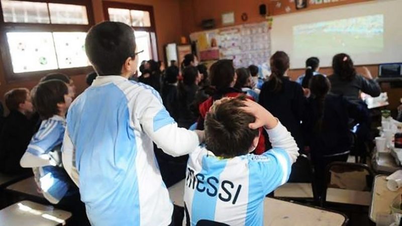 Escuelas aplicarán protocolos especiales cuando juegue Argentina