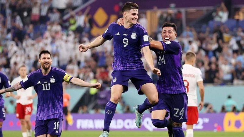 Argentina venció 2-0 a Polonia y pasó a 8vos. de final
