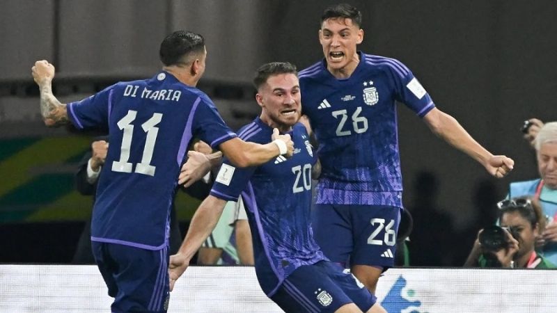 Argentina venció 2-0 a Polonia y pasó a 8vos. de final