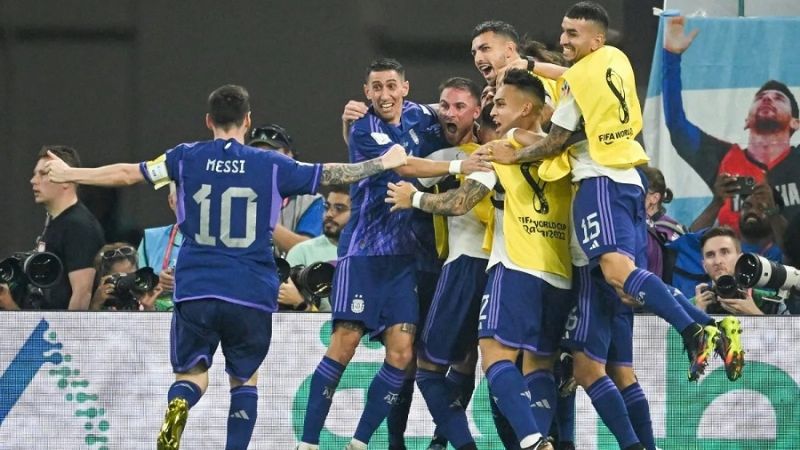 Argentina venció 2-0 a Polonia y pasó a 8vos. de final