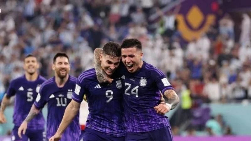 Argentina venció 2-0 a Polonia y pasó a 8vos. de final