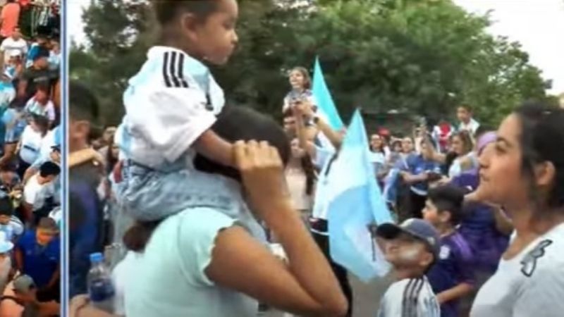 Multitudinario festejo en la Plaza 25 de Mayo