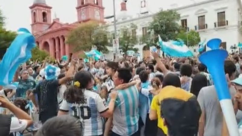 Multitudinario festejo en la Plaza 25 de Mayo