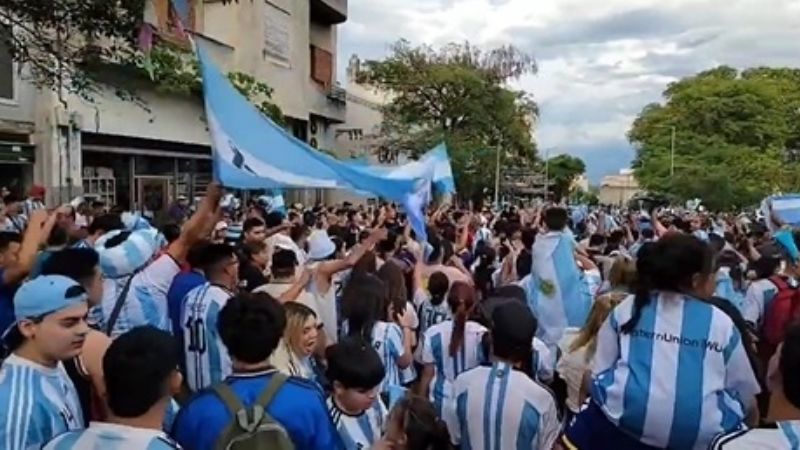 Multitudinario festejo en la Plaza 25 de Mayo
