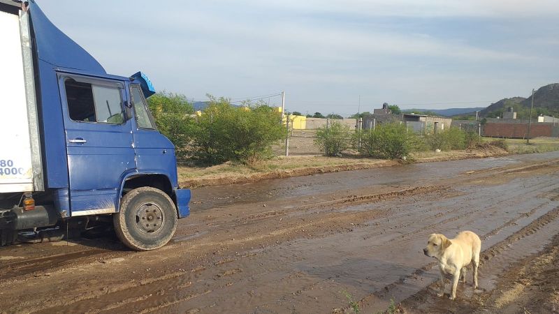 Vecinos inundados por desborde de un canal de riego