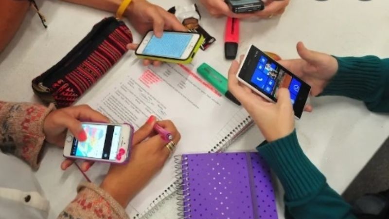 Prohíben la utilización de celulares en todas las escuelas