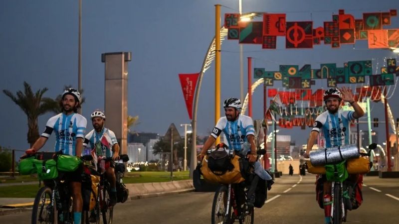 Están en Qatar los argentinos que recorrieron 10.000 Kms. en bicicleta