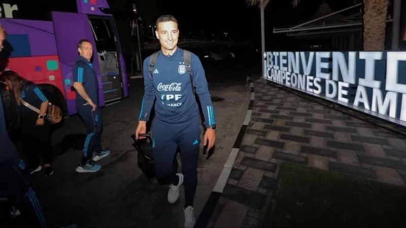 Scaloni, Armani y los dirigentes llegaron a Qatar