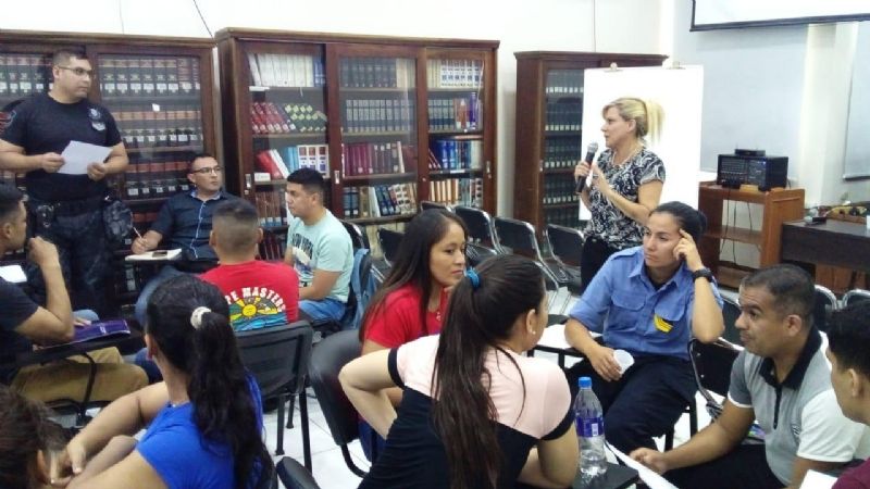 Salud Mental continúa capacitando al personal de la Policía