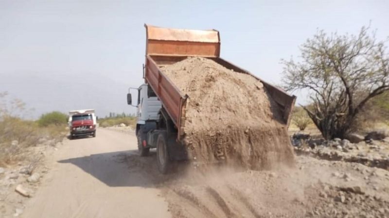 Mejoran el camino hacia Ampajango