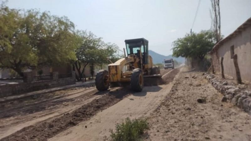 Mejoran el camino hacia Ampajango