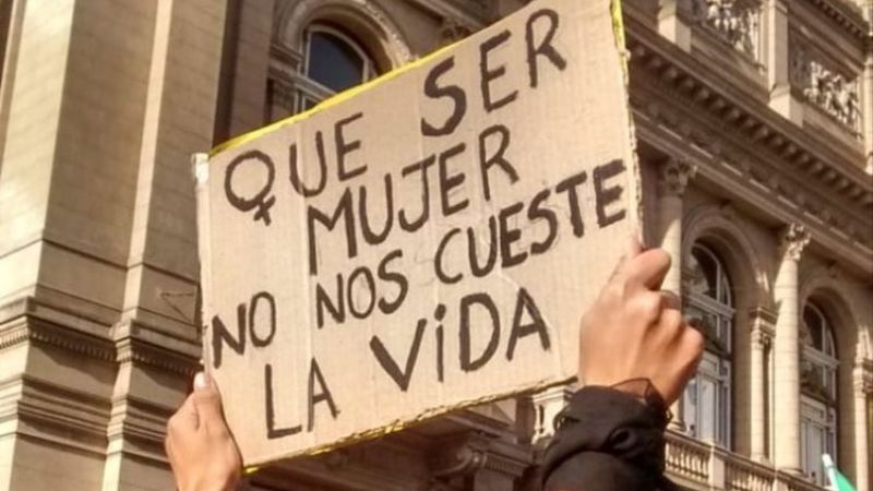 Ingresó por el fondo de la casa y agredió físicamente a su ex