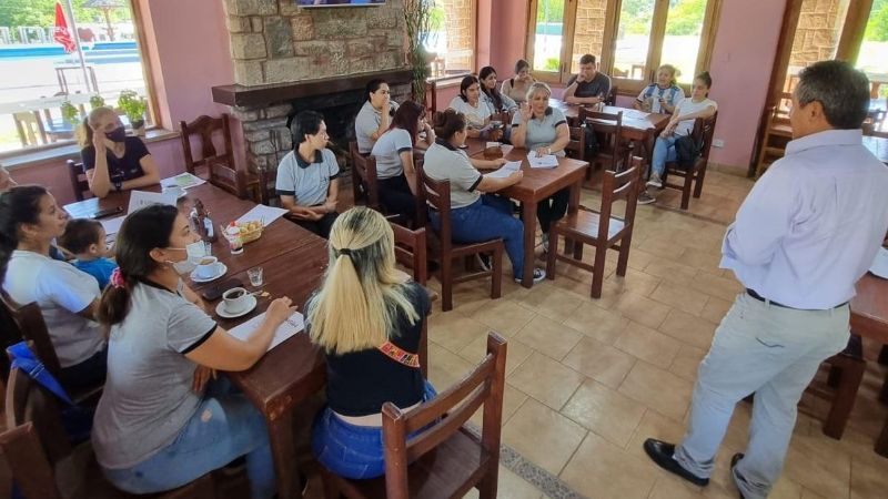 Turismo y UTHGRA brindaron capacitación para mozos y camareras en Paclín