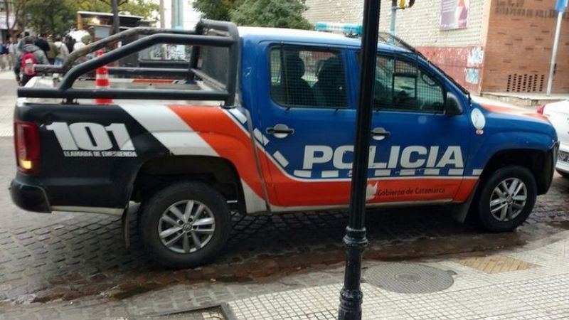 Golpeó a su pareja, escapó, y vecinos lo atraparon y los agredieron