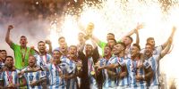 CORONACIÓN. Los campeones levantando la copa en el podio de Qatar 2022.