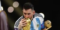 MESSI besa la tercera Copa del Mundo que acaba de ganar la Argentina.