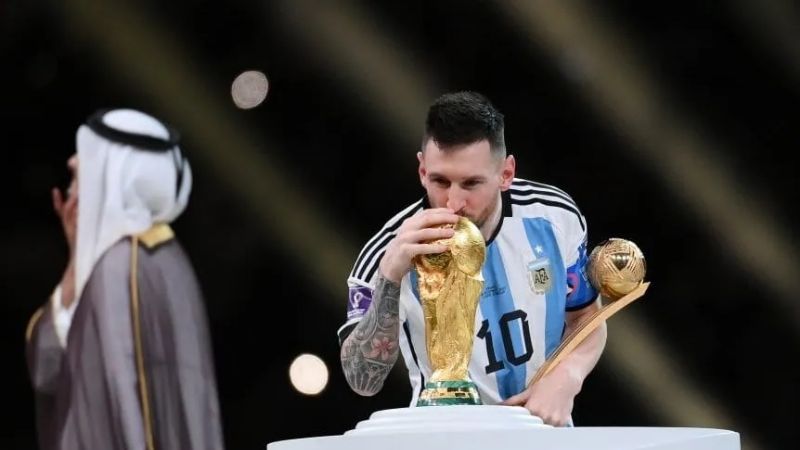 Messi se dio el gusto de tocar y besar la Copa del Mundo