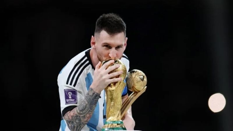 Messi se dio el gusto de tocar y besar la Copa del Mundo