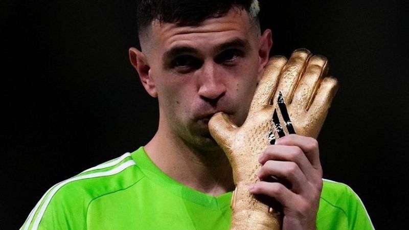 "Dibu" Martínez fue el mejor arquero del Mundial