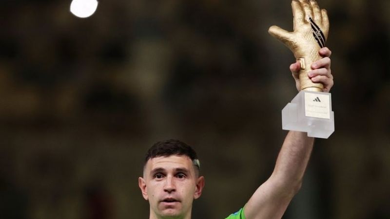 "Dibu" Martínez fue el mejor arquero del Mundial